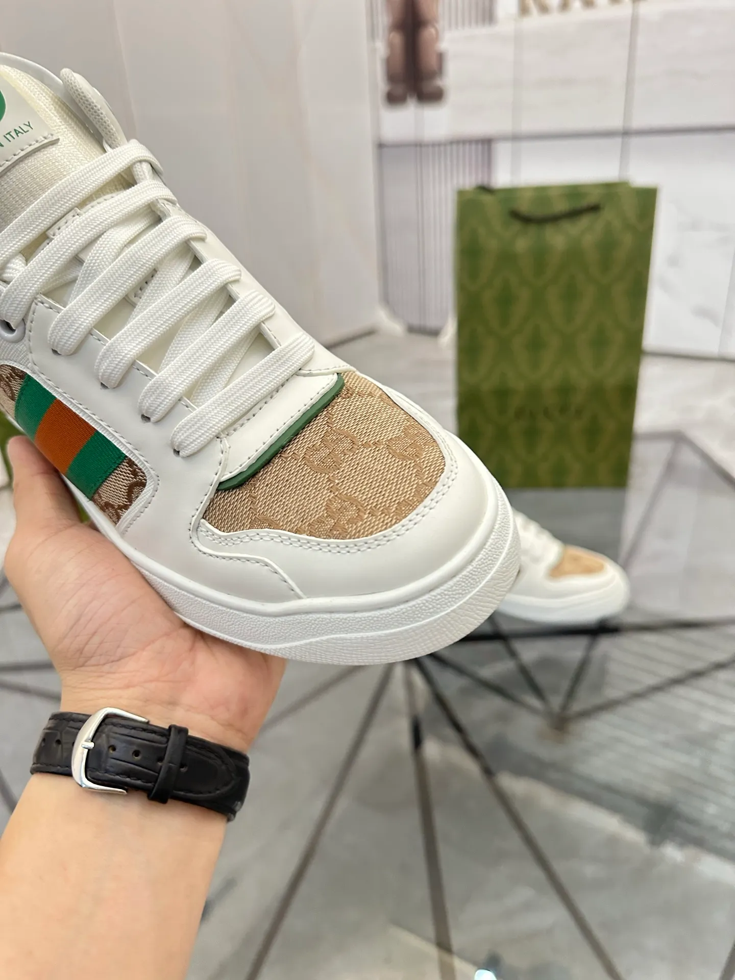 Selling men's shoes 💰: 💰P560¥ Top quality Product trademark: Gucci* "Gucci*" low-top casual shoes Regular size: 38-44 (can be customized to 45.46.) Product material: imported first-layer cowhide leather upper, breathable lining, original outsole. No.: 004